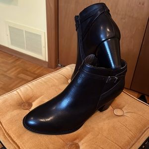 NEW Vionic ankle booties - black